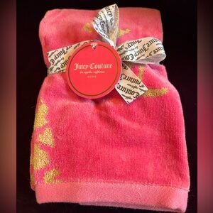 JUICY COUTURE Hot Pink & Gold Hand Towel Set. Iconic Gold Leopard Hearts Design